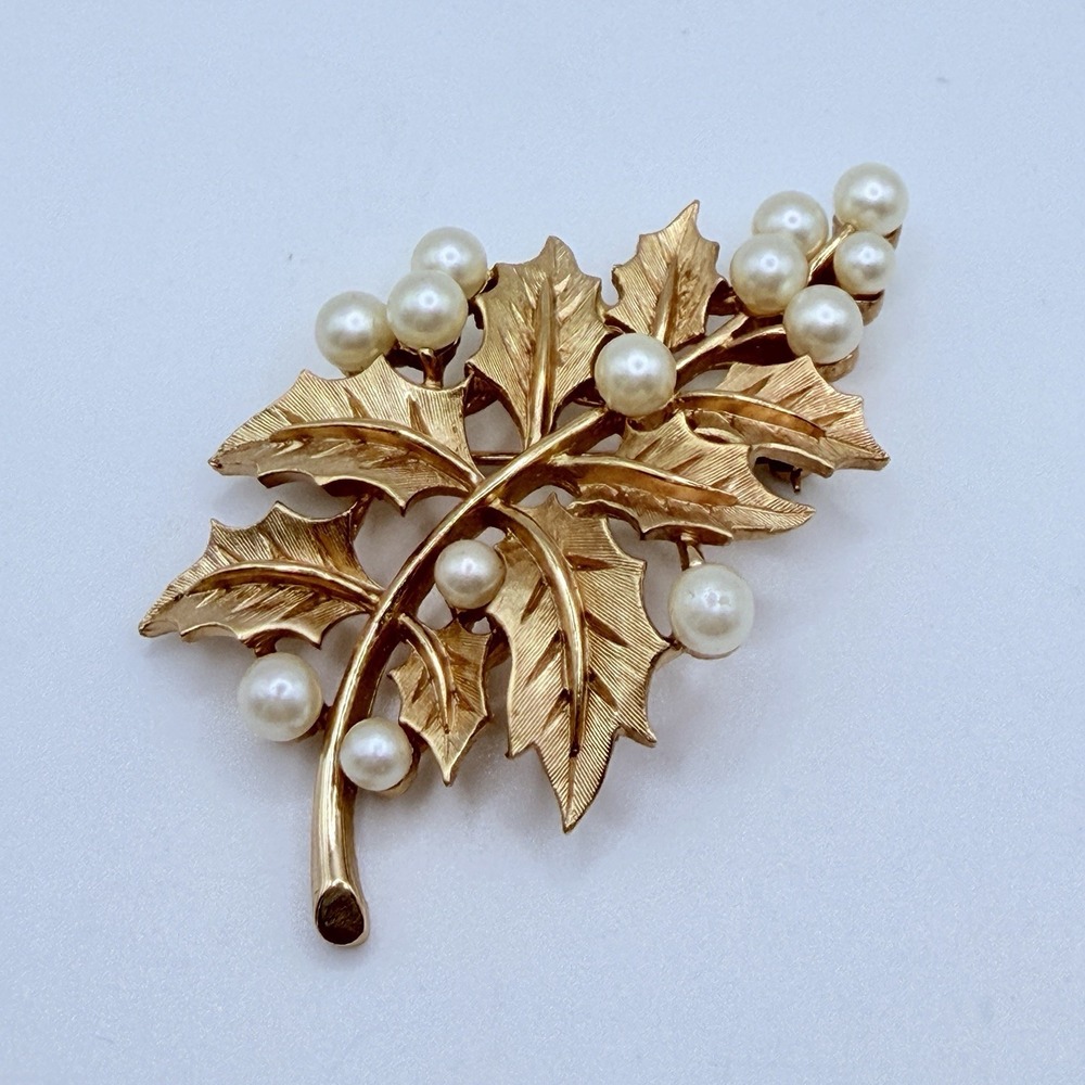 Crown TRIFARI Holly Berry Brooch Pin Holiday Christmas Leaf Pearls Gold Tone